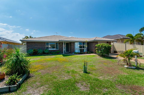 Lowset Home On The Canal - Dolphin Dr, Bongaree - Hotel VIC 6