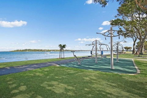 Lowset Home On The Canal - Dolphin Dr, Bongaree - Hotel VIC 16