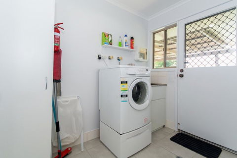 Lowset Home On The Canal - Dolphin Dr, Bongaree - Hotel VIC 7