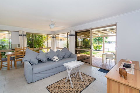 Lowset Home On The Canal - Dolphin Dr, Bongaree - Hotel VIC 2