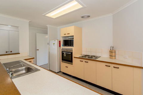 Lowset Home On The Canal - Dolphin Dr, Bongaree - Hotel VIC 5