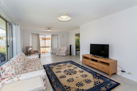 Lowset Home On The Canal - Dolphin Dr, Bongaree - Hotel VIC 12