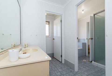 Lowset Home On The Canal - Dolphin Dr, Bongaree - Hotel VIC 1