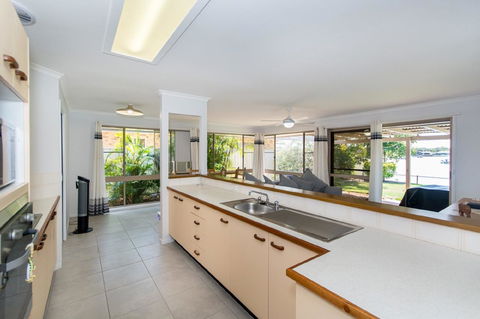 Lowset Home On The Canal - Dolphin Dr, Bongaree - Hotel VIC 8