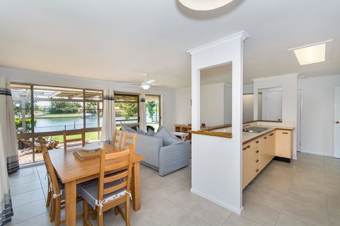 Lowset Home On The Canal - Dolphin Dr, Bongaree - Hotel VIC 4