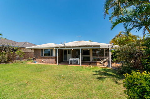 Lowset Home On The Canal - Dolphin Dr, Bongaree - Hotel VIC 3