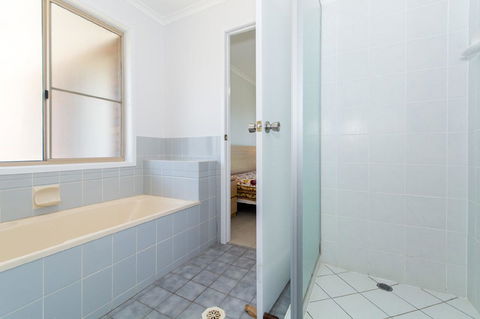 Lowset Home On The Canal - Dolphin Dr, Bongaree - Hotel VIC 11