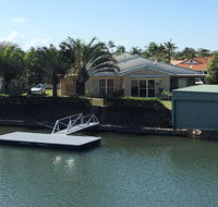 Ground floor family unit on the canal with free WIFI - Hotel VIC