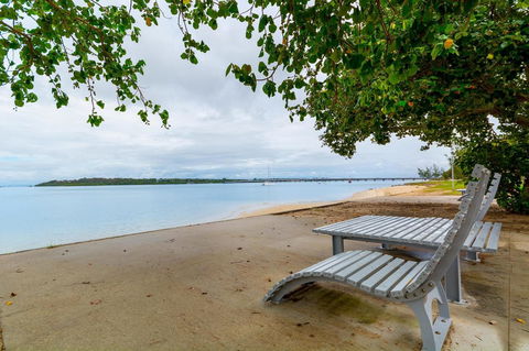 Fishing And Swimming At Your Doorstep - Sylvan Beach Esp, Bellara - Hotel VIC 1