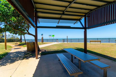 Spacious Unit With Views Of Pumicestone - Wattle Ave, Bongaree - Hotel VIC 18