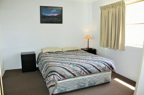 Spacious Unit With Views Of Pumicestone - Wattle Ave, Bongaree - Hotel VIC 13