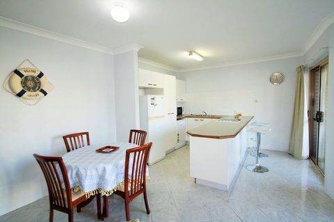 Spacious Unit With Views Of Pumicestone - Wattle Ave, Bongaree - Hotel VIC 3