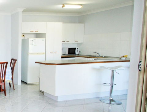 Spacious Unit With Views Of Pumicestone - Wattle Ave, Bongaree - Hotel VIC 12