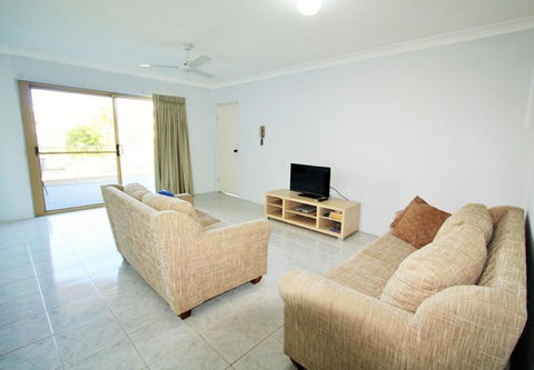 Spacious Unit With Views Of Pumicestone - Wattle Ave, Bongaree - Hotel VIC 6