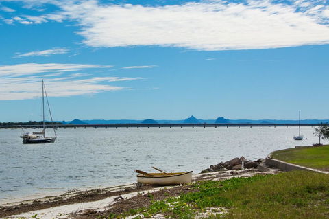 Spacious Unit With Views Of Pumicestone - Wattle Ave, Bongaree - Hotel VIC 7
