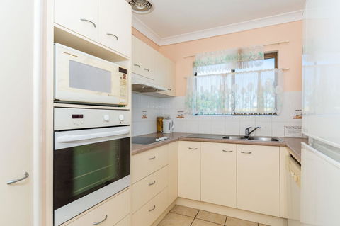 Water Views - Top Floor -Clearview Apartments South Esp, Bongaree - Hotel VIC 6