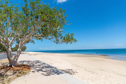 Spectacular Unit Overlooking Pumicestone Passage - Welsby Pde, Bongaree - Hotel VIC 3
