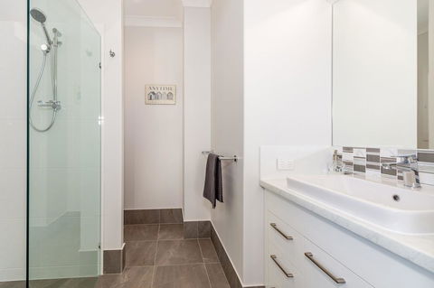 Stunning Canal Home Oh So Close To The Waterfront - Hotel VIC 2
