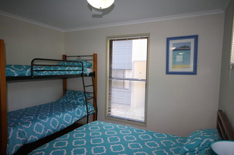 1 Naiad Court - Lowset Family Home With Swimming Pool And Covered Deck. Pet Friendly - Hotel VIC 0
