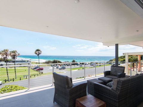 12 Cliff Road - Hotel VIC 1