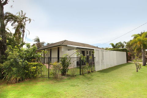 6 Petrie Ave, Marcoola, Pet Friendly, Linen Supplied - Hotel VIC 2