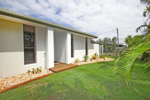 6 Petrie Ave, Marcoola, Pet Friendly, Linen Supplied - Hotel VIC 1
