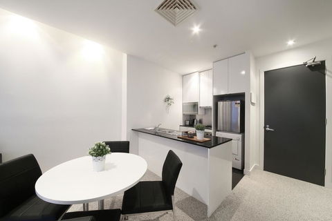 A Spacious & Central 2BR Apt Near Flinders Station - Hotel VIC 2