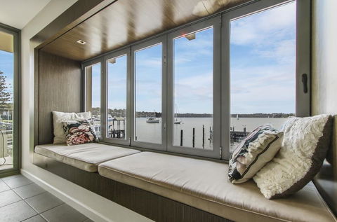 A Window On The Bay - Hotel VIC 2