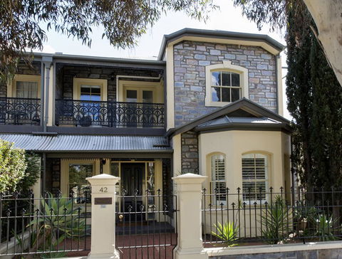Adelaide Mackinnon - Hotel VIC 1