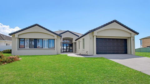 FLOATING ON THE CANALS - 80 COMMODORE CRES - Hotel VIC 0