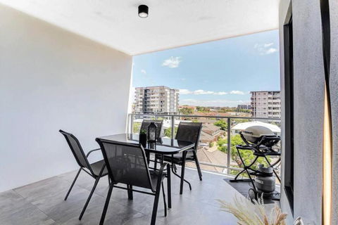 Modern 2-Bed 2-Bath - Walk To Hospital & Westfield - Hotel VIC 3