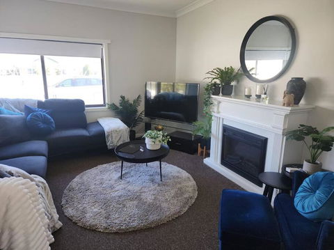 Modern Cottage Near Morwell CBD, Queen Beds, Netflix & Free Wifi - Hotel VIC 1