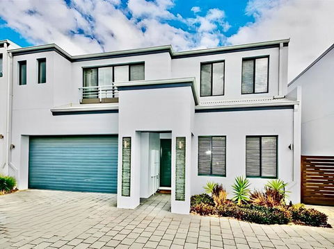 Modern Double-Story Abode A Scarborough Delight - Hotel VIC 0