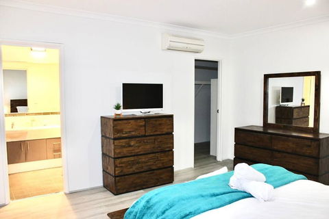 Modern Double-Story Abode A Scarborough Delight - Hotel VIC 2
