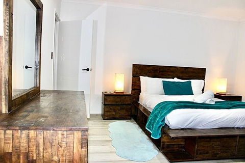 Modern Double-Story Abode A Scarborough Delight - Hotel VIC 3
