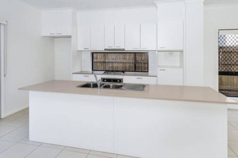 Modern Elegance Near Lakes Train Parks And Beaches - Hotel VIC 2
