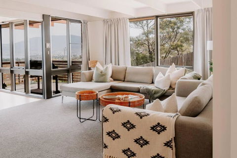 Modern Home Overlooking River - Hotel VIC 1