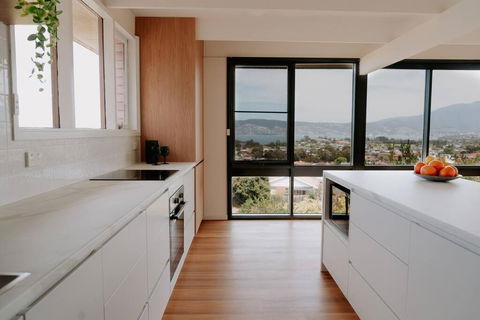 Modern Home Overlooking River - Hotel VIC 3