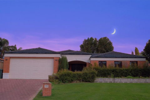 Modern Retro House Nr Airport 6Bedrooms Yard N Parking - Hotel VIC 0
