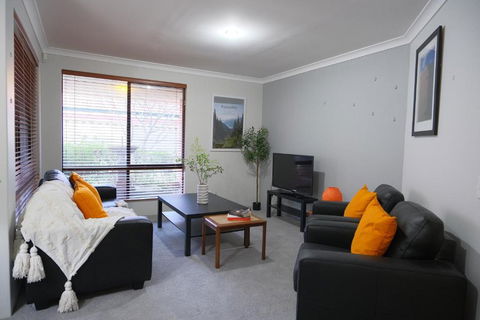 Modern Retro House Nr Airport 6Bedrooms Yard N Parking - Hotel VIC 3