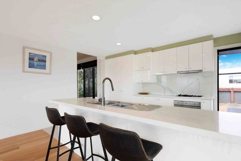 Ocean Escape- 5 Bedroom, 3 Bath- Sleeps 11 - Hotel VIC 1