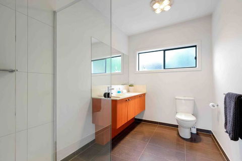 Ocean Escape- 5 Bedroom, 3 Bath- Sleeps 11 - Hotel VIC 3