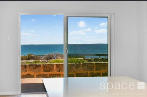 Perfect Oceanfront Cottesloe Apartment - Hotel VIC 2