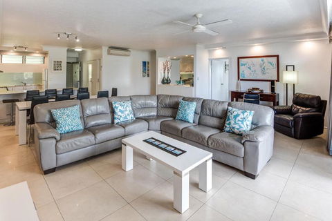 POINCIANA 101 HAMILTON ISLAND CENTRALLY LOCATED 3 BEDROOM, Plus BUGGY!! - Hotel VIC 2