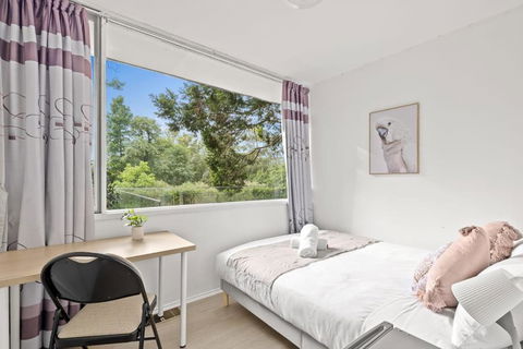 Quaint Queen Room - Central Location At Pymble - Shared Bathroom - Hotel VIC 0