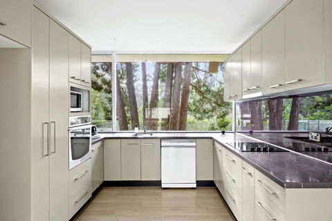 Quaint Queen Room - Central Location At Pymble - Shared Bathroom - Hotel VIC 2