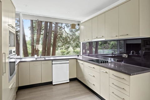 Quaint Queen Room - Central Location At Pymble - Shared Bathroom - Hotel VIC 3