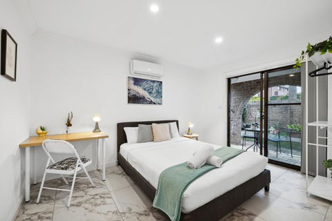 Quaint Double Room - Centrally Located At Glenfield - Shared Bathroom - Hotel VIC 0