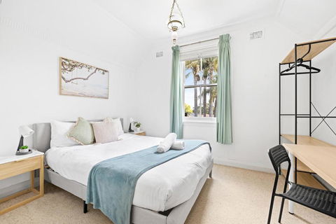 Quaint Double Room - Seconds To Shops & Eateries - Shared Bathroom - Hotel VIC 2