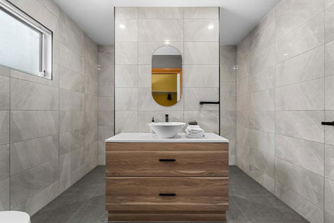 Quaint Garden Oasis With Free Parking - Hotel VIC 3